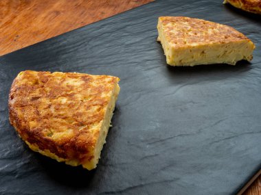 Yumurta, patates ve soğana dayalı geleneksel İspanyol yemeği.