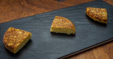 Yumurta, patates ve soğana dayalı geleneksel İspanyol yemeği.