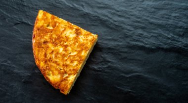 Yumurta, patates ve soğana dayalı geleneksel İspanyol yemeği.