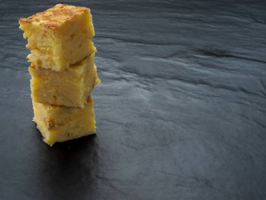 Yumurta, patates ve soğana dayalı geleneksel İspanyol yemeği.