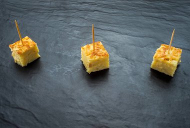 Yumurta, patates ve soğana dayalı geleneksel İspanyol yemeği.