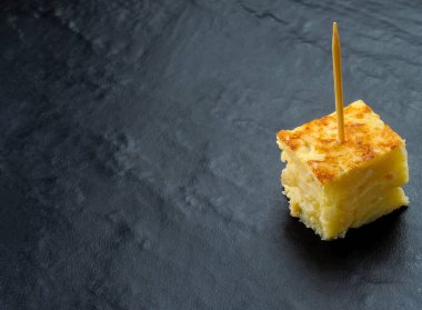 Yumurta, patates ve soğana dayalı geleneksel İspanyol yemeği.