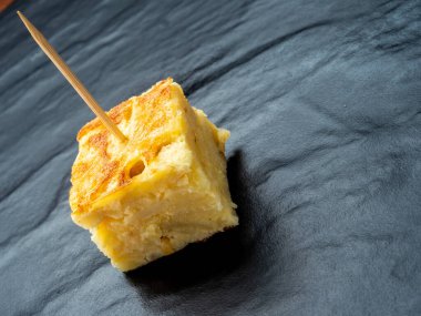 Yumurta, patates ve soğana dayalı geleneksel İspanyol yemeği.