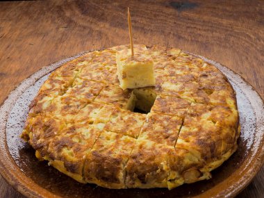 Yumurta, patates ve soğana dayalı geleneksel İspanyol yemeği.