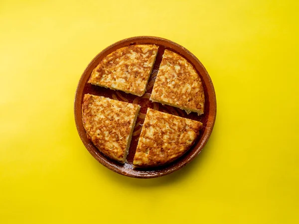 Yumurta, patates ve soğana dayalı geleneksel İspanyol yemeği.