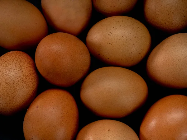 Grupo Ovos Equilíbrio Sobre Fundo Preto — Fotografia de Stock