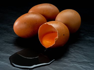 Kırmızı arkaplanda yumurtalar