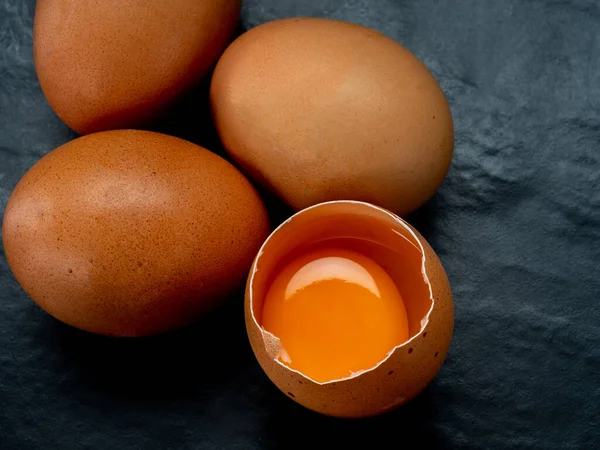 Kırmızı Arkaplanda Yumurtalar Telifsiz Stok Fotoğraflar
