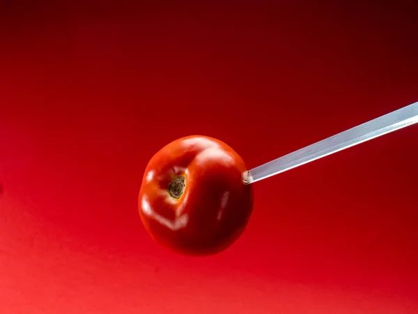 Tomate Steckt Mit Messer Fest — Stockfoto