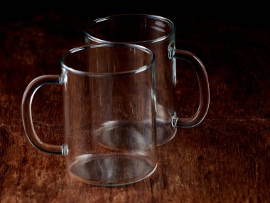 Boş kristal bardakların siluetleri