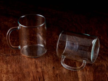 Boş kristal bardakların siluetleri