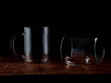 Boş kristal bardakların siluetleri