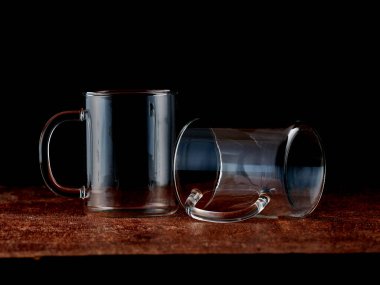 Boş kristal bardakların siluetleri