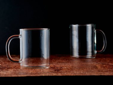 Boş kristal bardakların siluetleri