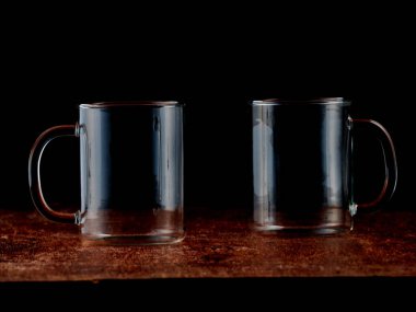 Boş kristal bardakların siluetleri