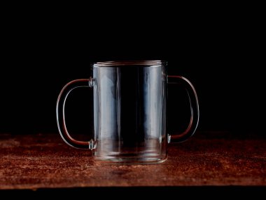 Boş kristal bardakların siluetleri