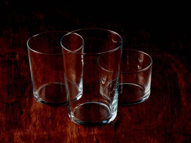 Boş kristal bardakların siluetleri