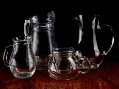 Sıvı içermesi için şeffaf cam kavanozlar grubu