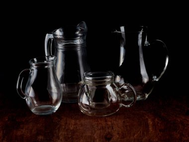 Sıvı içermesi için şeffaf cam kavanozlar grubu