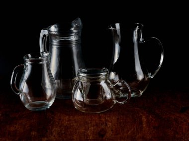 Sıvı içermesi için şeffaf cam kavanozlar grubu