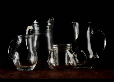 Sıvı içermesi için şeffaf cam kavanozlar grubu