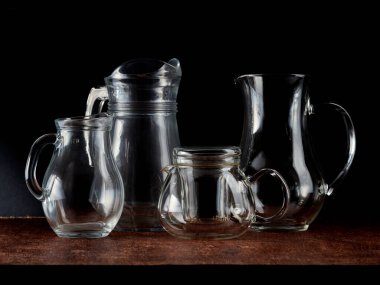 Sıvı içermesi için şeffaf cam kavanozlar grubu