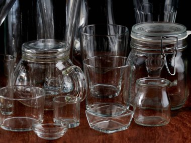 Boş şeffaf cam kavanozlar, kaplar ve kaplar grubu