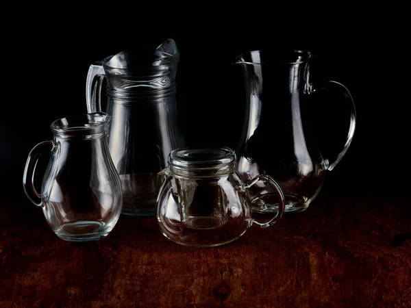 Sıvı içermesi için şeffaf cam kavanozlar grubu