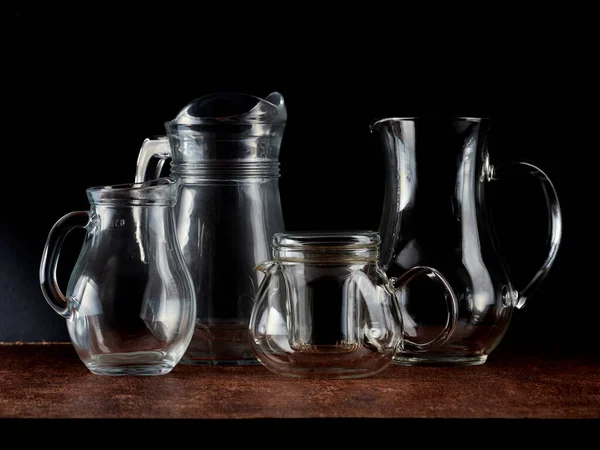 Sıvı içermesi için şeffaf cam kavanozlar grubu