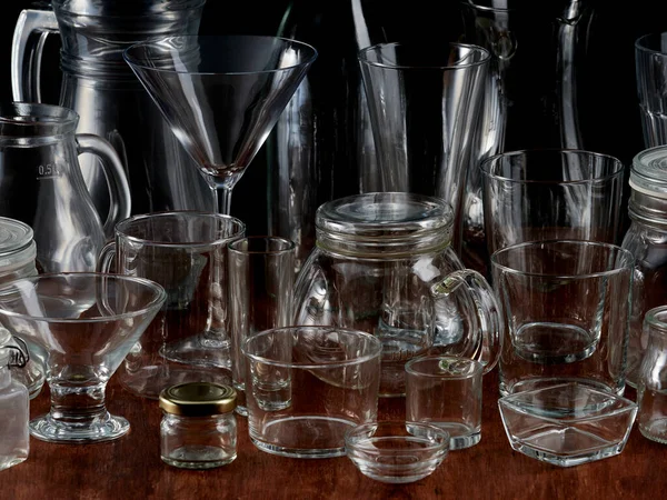 Boş şeffaf cam kavanozlar, kaplar ve kaplar grubu