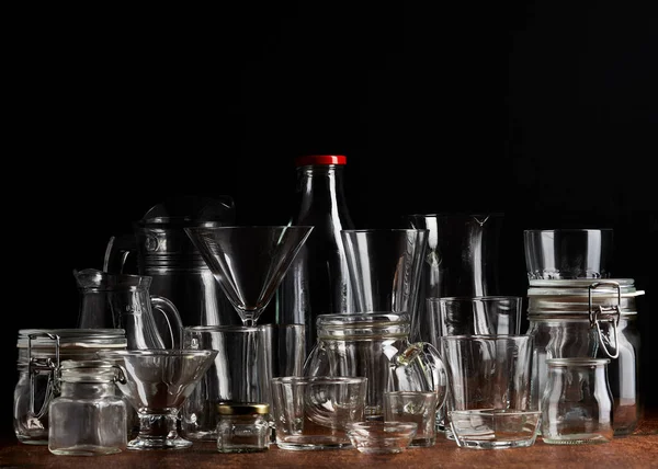 Boş şeffaf cam kavanozlar, kaplar ve kaplar grubu