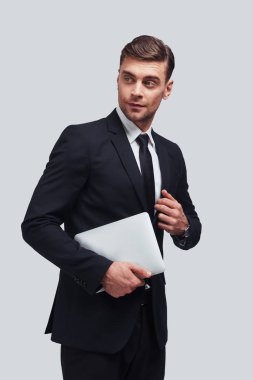 Dijital tablet studio taşıyan yakışıklı genç 