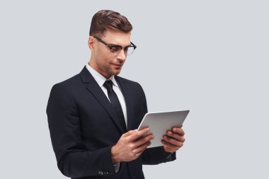 yakışıklı genç işadamı dijital tablet Studio'yu kullanarak takım elbiseli 