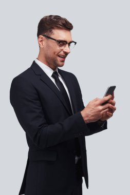 yakışıklı işadamı akıllı telefon Studio'yu kullanarak 