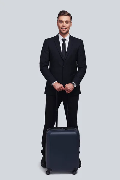 スタジオでスーツケースを持ったビジネスマンの全長 — ストック写真