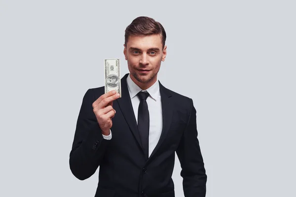 Hombre Negocios Traje Sonriendo Sosteniendo Una Moneda Papel — Foto de Stock