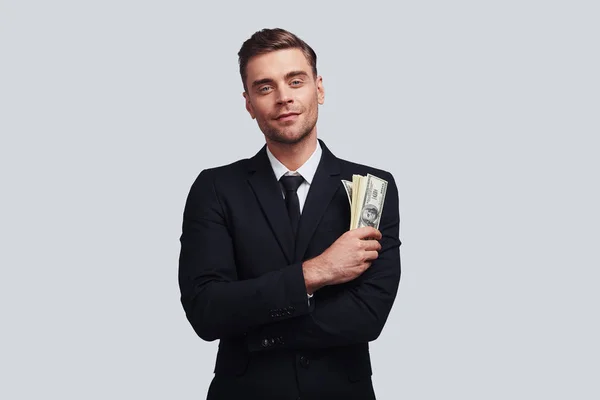 Gut Aussehender Junger Mann Anzug Lächelt Und Hält Ein Papiergeld — Stockfoto