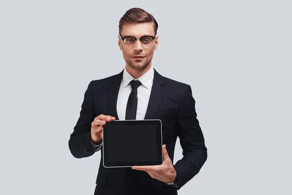 Pěkný Mladý Muž Obleku Zobrazení Černé Obrazovky Digitálním Tabletu — Stock fotografie