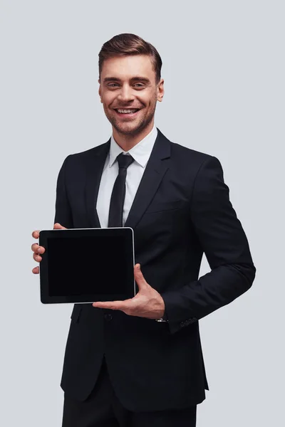 Уверенный Бизнесмен Костюме Показывает Цифровой Планшетный Сенсорный Экран Студии — стоковое фото