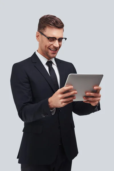 スタジオでデジタル タブレットを使用してスーツの笑顔幸せなビジネスマン — ストック写真