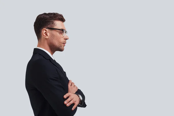 Side View Handsome Young Man Full Suit Keeping Arms Crossed — Stock Photo, Image