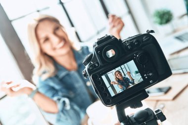 fotoğraf makinesinde video kayıt gülümseyen giyim gülümseyen genç kadın 