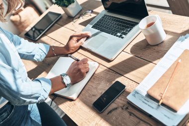 iş kadını masada dizüstü bilgisayar ile ders kitabı Diary fikirler yazma