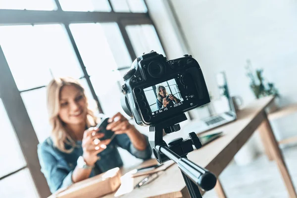 Mulher Sorrindo Gravação Vídeo Enquanto Sentado Mesa — Fotografia de Stock