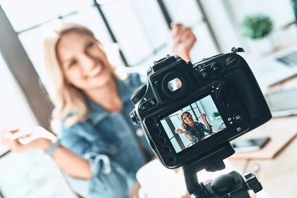 Sonriente Joven Casual Desgaste Sonriente Grabación Vídeo Cámara — Foto de Stock