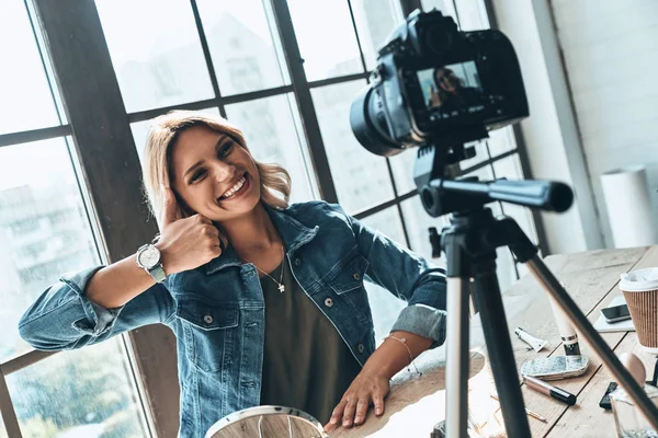 Schöne Junge Frau Freizeitkleidung Die Während Der Videoaufnahme Lächelt — Stockfoto