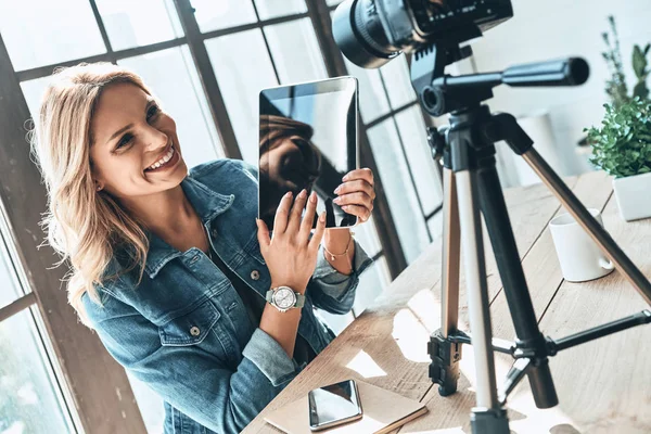 Junge Bloggerin Freizeitkleidung Zeigt Digitales Tablet Und Lächelt Während Der — Stockfoto