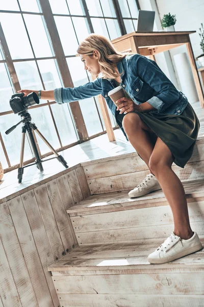 Mooie Jonge Vrouw Aanzetten Van Camera Het Maken Van Video — Stockfoto