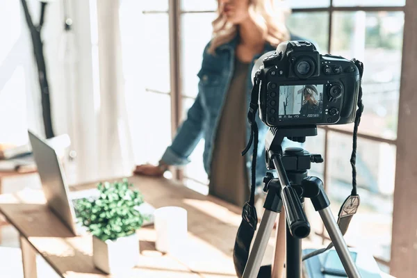 Frau Steht Fenster Und Nimmt Video Mit Kamera Auf — Stockfoto