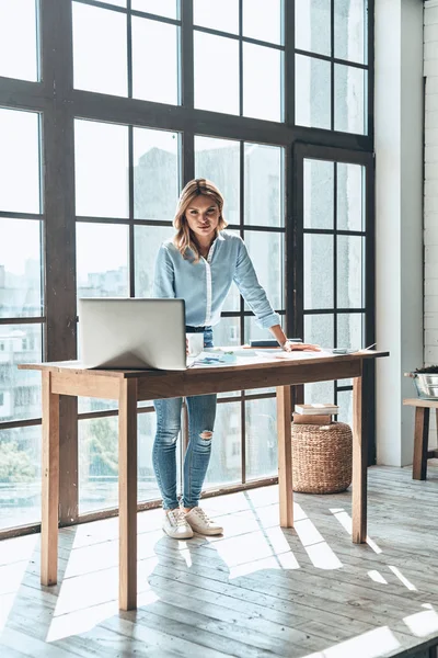 Pleine Longueur Jeune Femme Regardant Caméra Souriant Tout Tenant Table — Photo